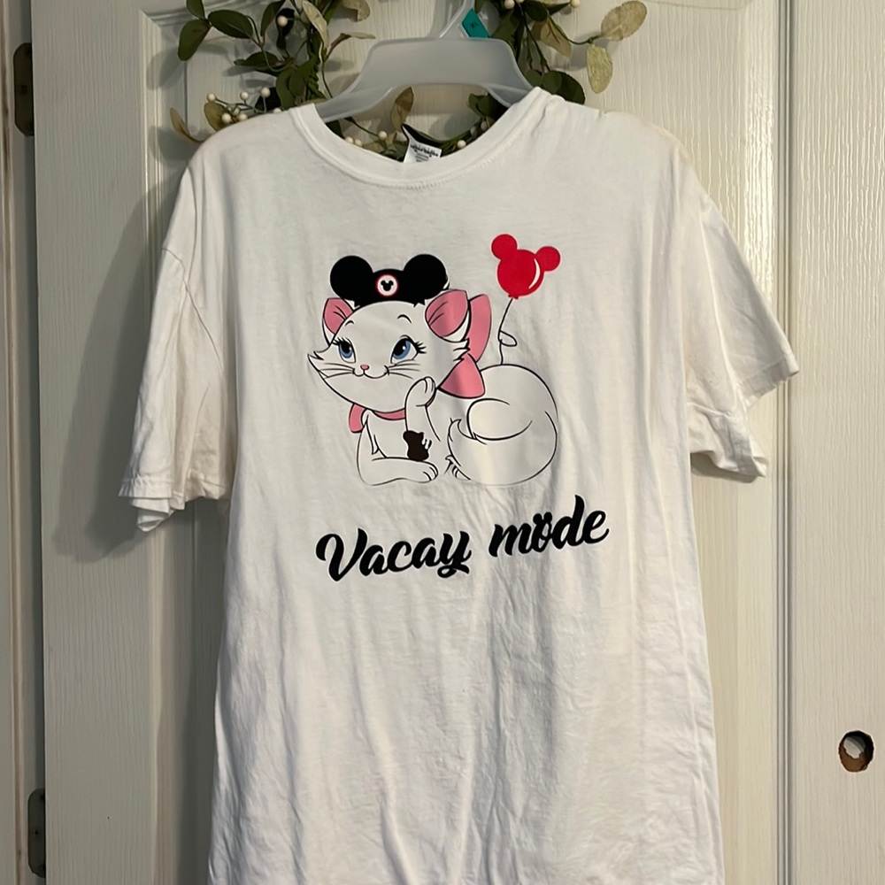 Gildan vacay mode Disney shirt! Size: XL
